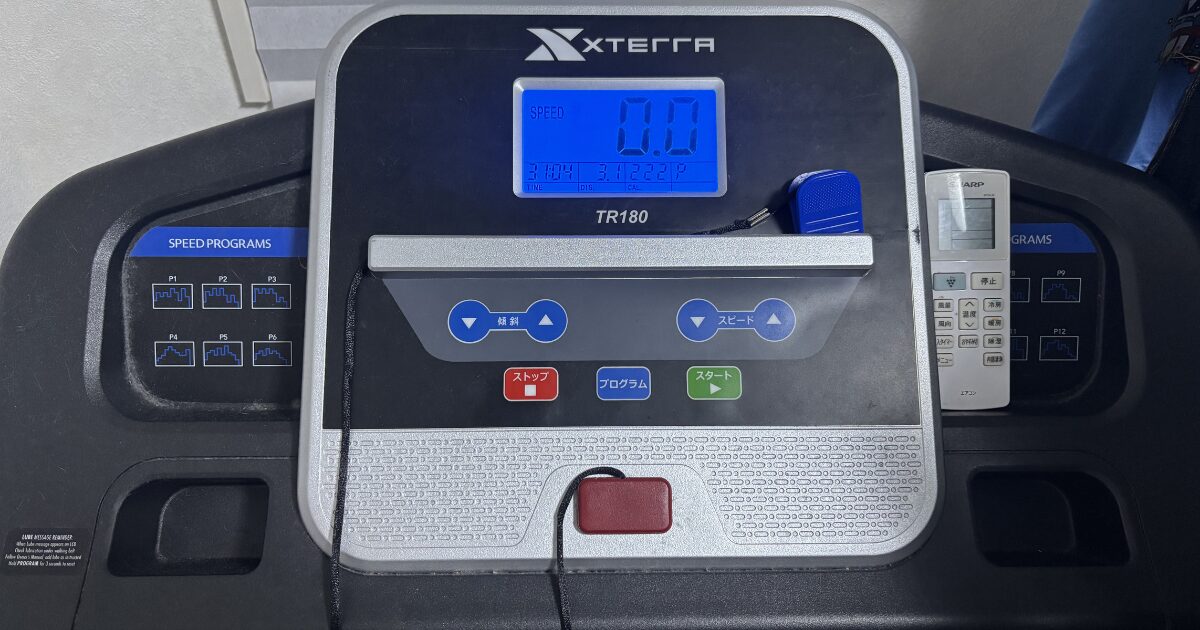 ランニングマシンの表示パネル。31分04秒、3.1km、222kcalと表示されている