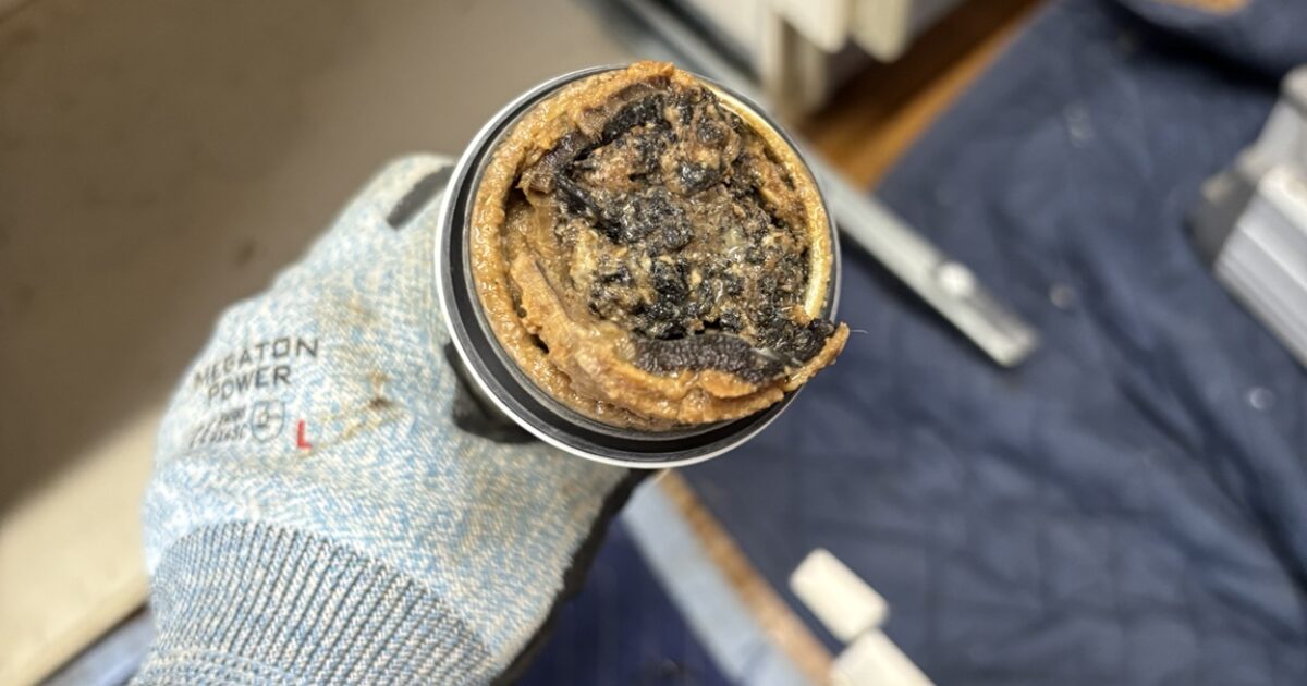 ジャバラホース内部に油汚れや詰まりが付着している実例写真