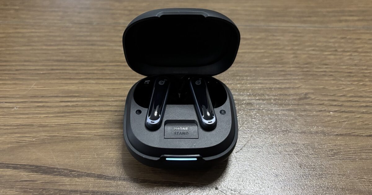 Soundcore P40iの充電ケースを開いた状態。黒いイヤホン本体がケースに入っている