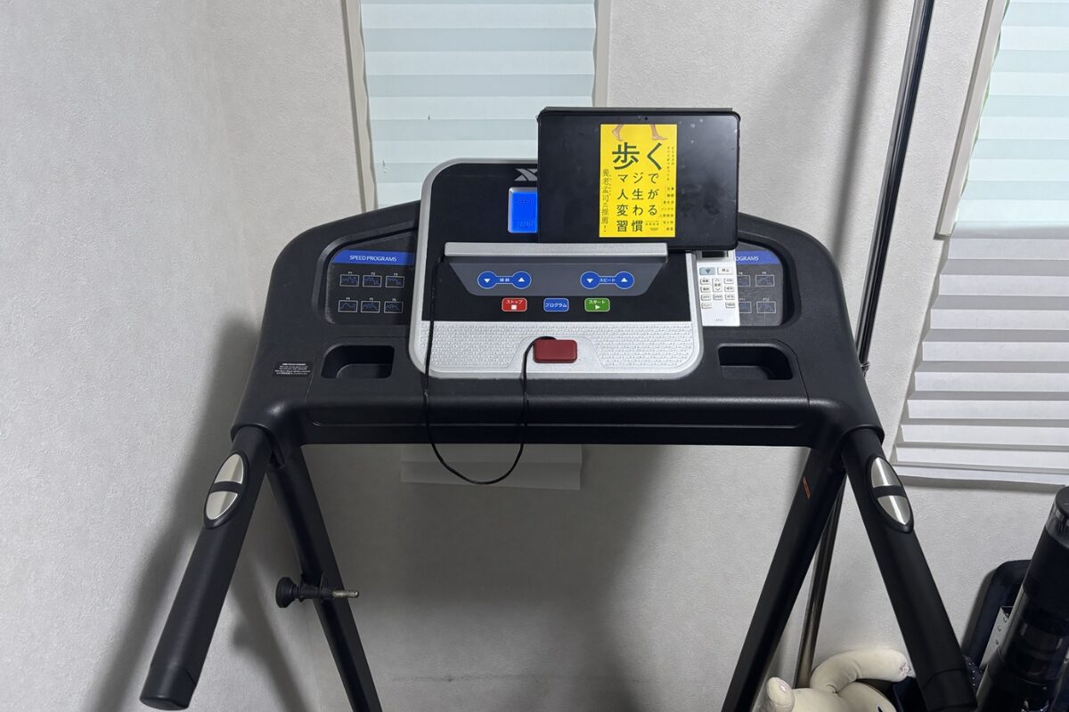 ランニングマシンにタブレットを置き、歩きながら学習できるようにした実際の環境