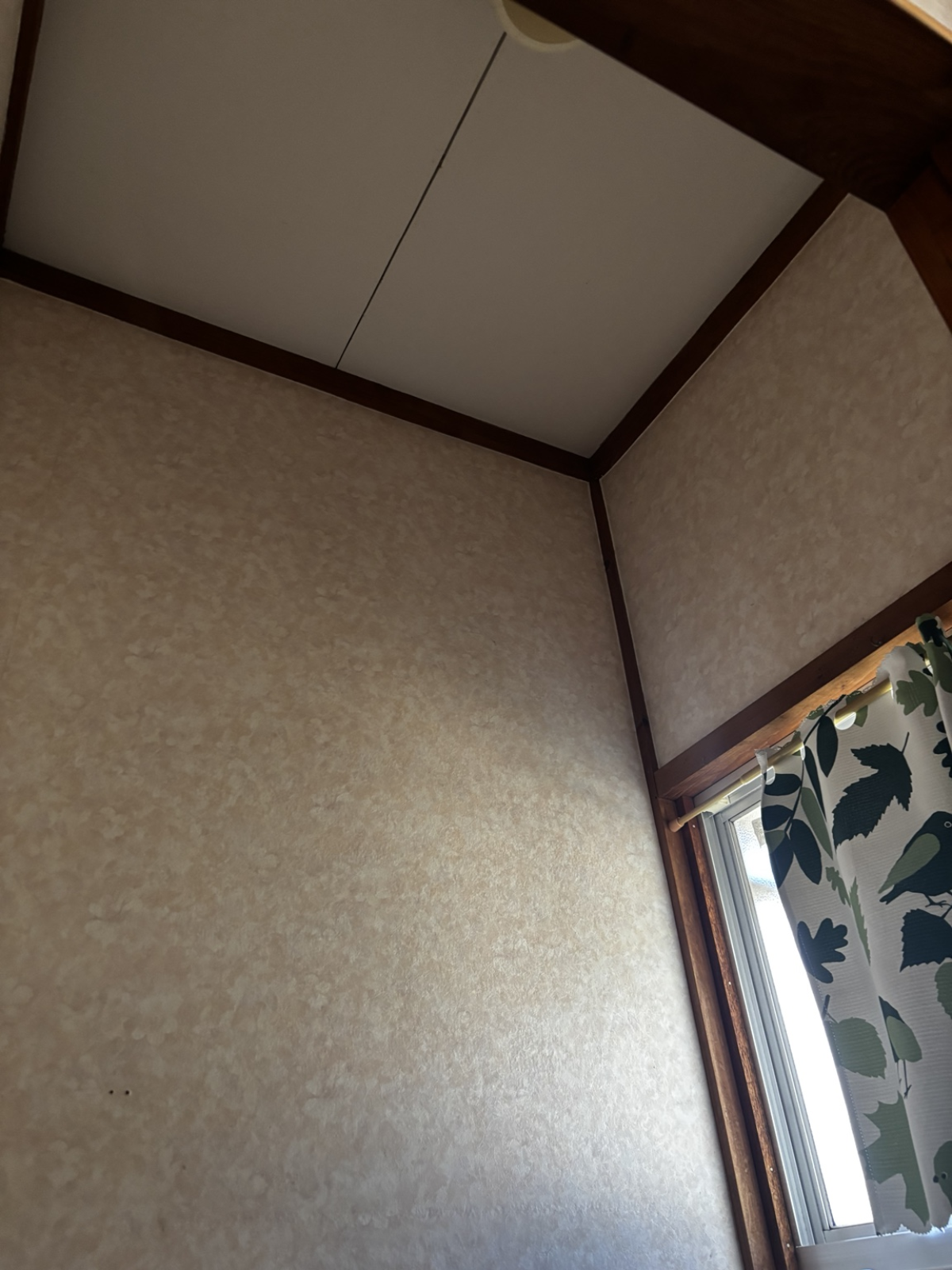 換気扇を取り付ける前のトイレ天井