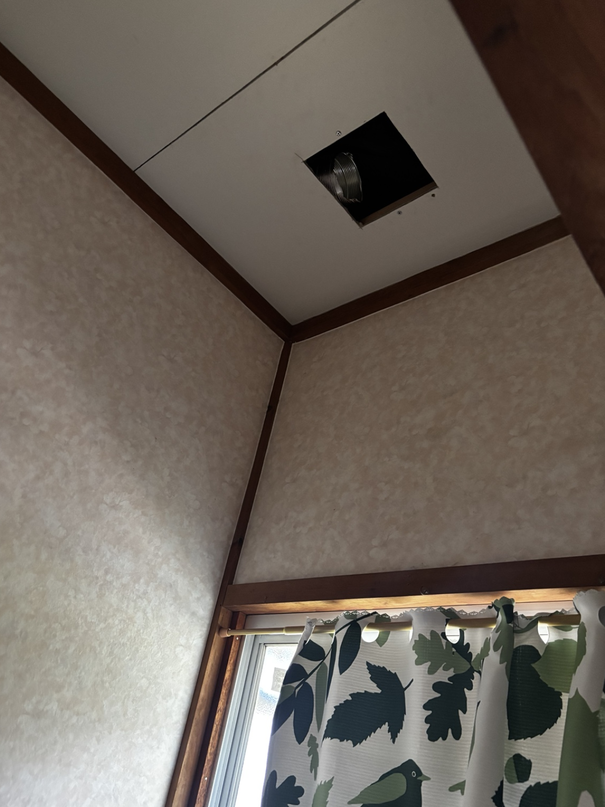 トイレ天井に開けた換気扇用の開口とダクト