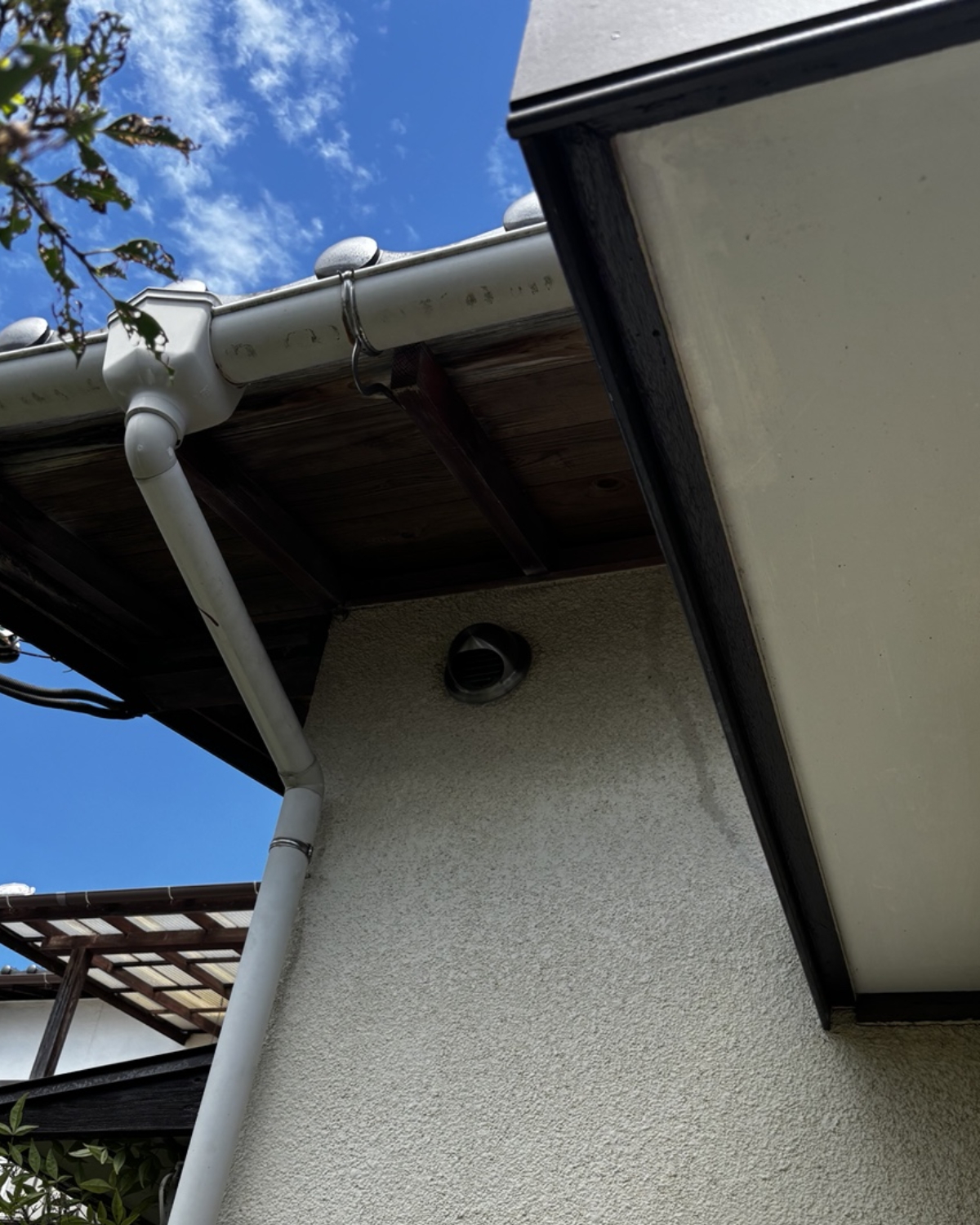 トイレ換気扇の排気用ベントキャップを設置した住宅外壁