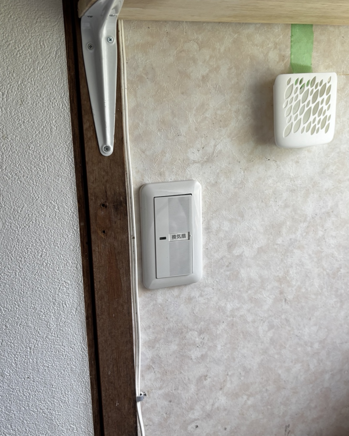 壁に設置されたトイレ換気扇用のスイッチ