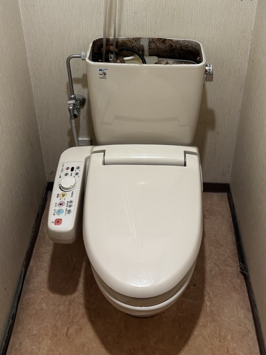 ふたが外されたトイレのタンクと便器の全景