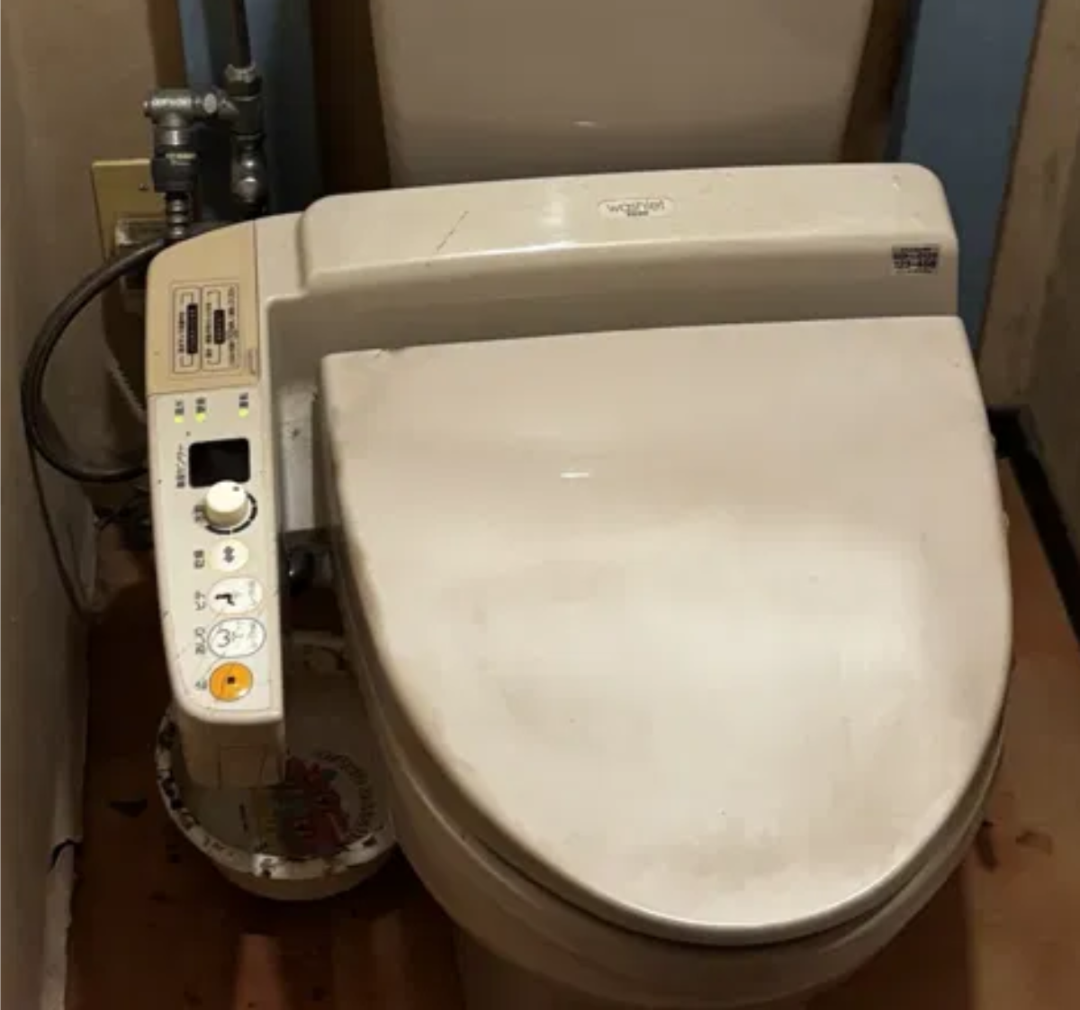 便座の横に操作部の箱が付いたタイプの温水洗浄便座